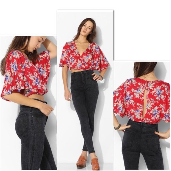 Urban Outfitters flutter floral sleeve crop blouse - Picture 2 of 6